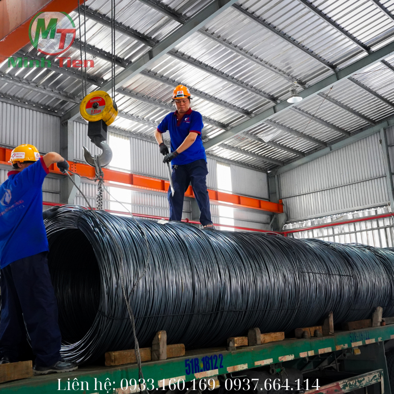 doanh nghiệp sắt thép trong nước đang phải cạnh tranh rất gay gắt với doanh nghiệp sắt thép nước ngoài
